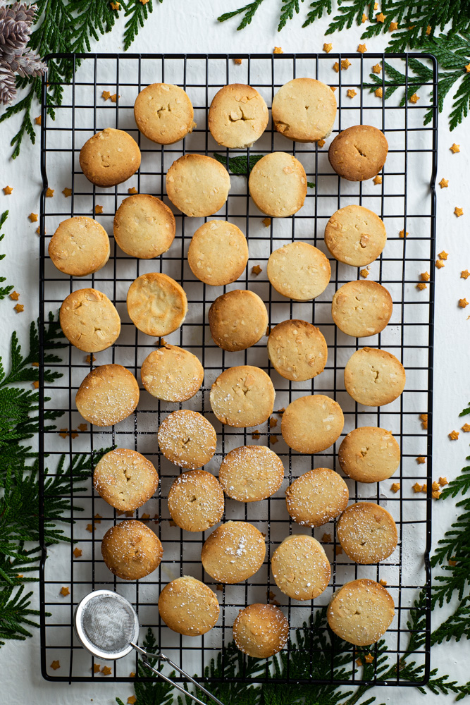 fekkas biscuits on a cooling rack