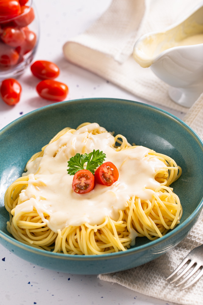 bowl of spaghetti with sauce bechamel