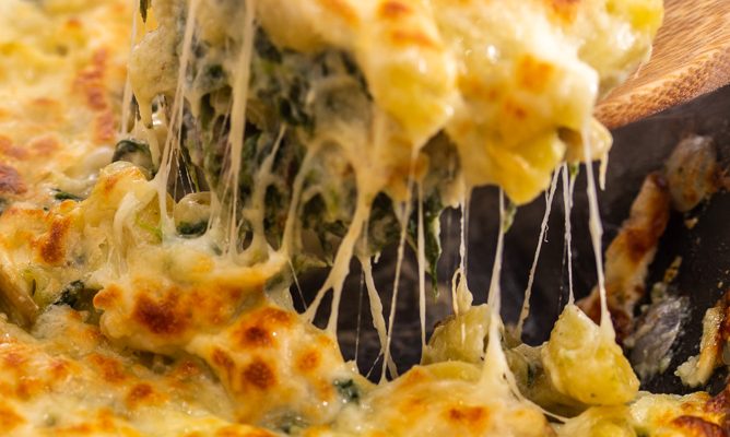 Macaroni Cheese with Spinach and Artichoke