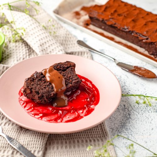 flourless chocolate cake with raspberry coulis