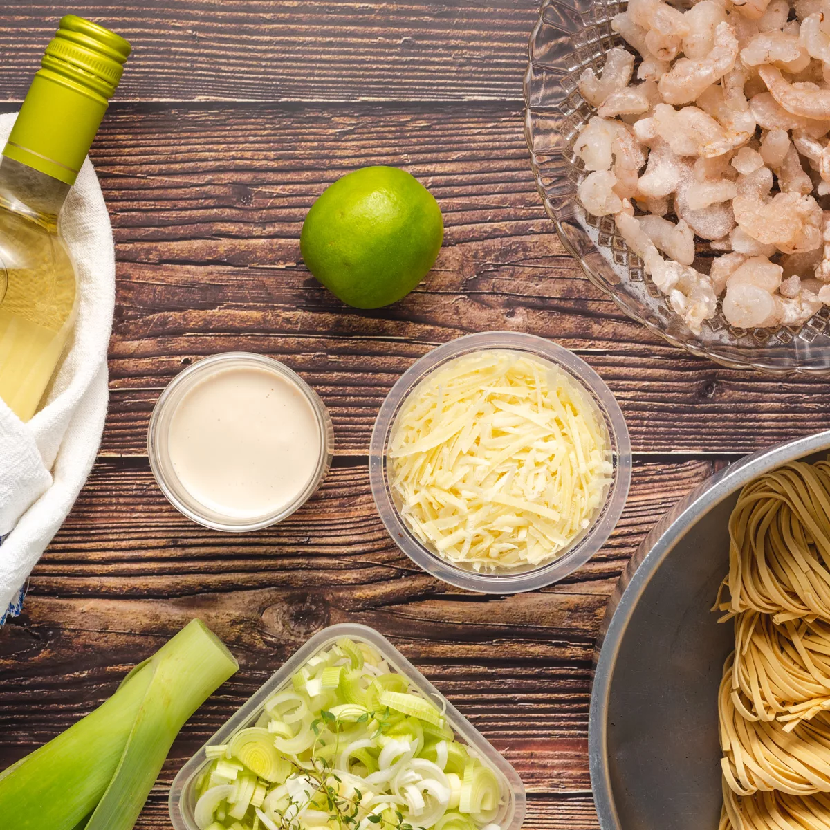 ingredients to make shrimp and leeks pasta